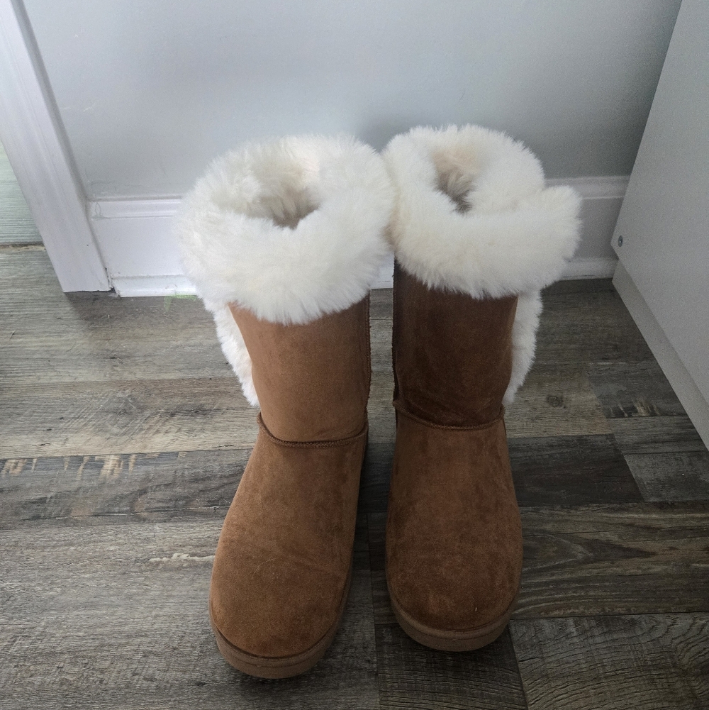 Women's Tan Boots with White Fur Lining